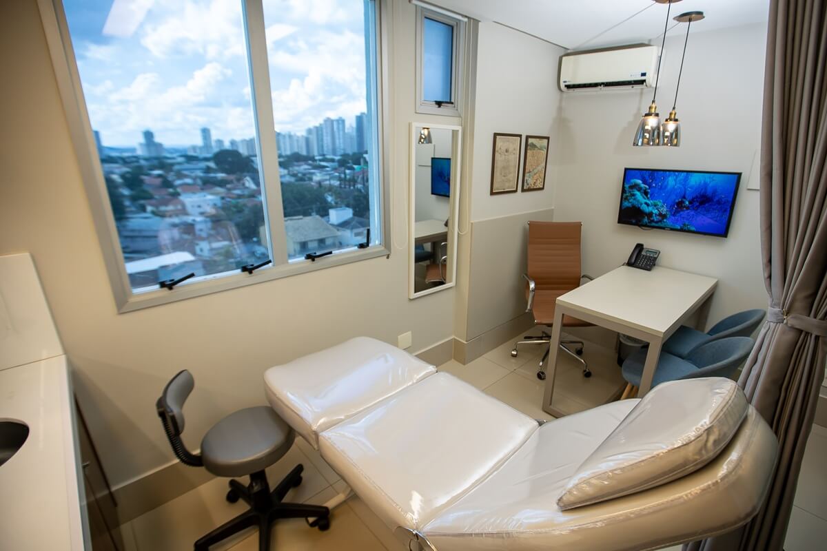 Consultório do Coworking de Saúde com maca e vista da cidade – Goiânia