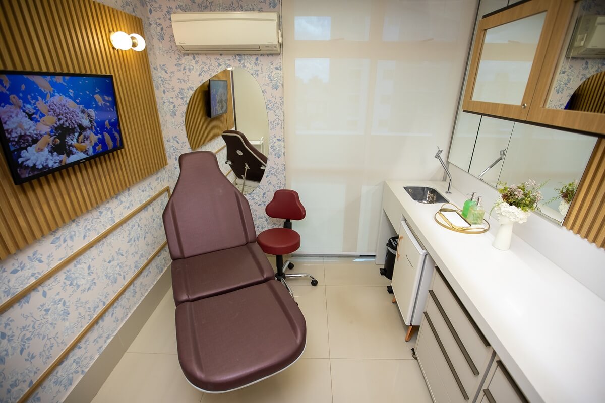 Consultório decorado com maca – Coworking de Saúde Goiânia