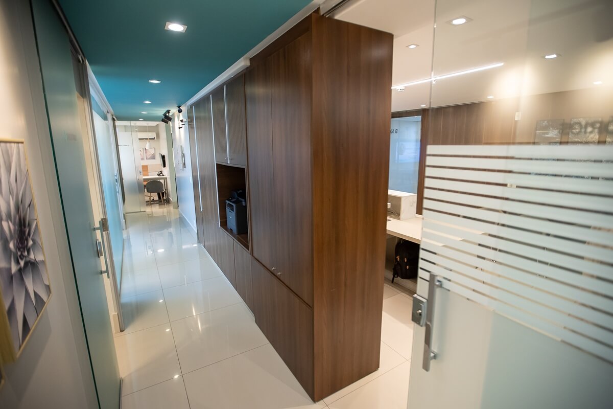 Corredor e salas do Coworking de Saúde Inove Goiânia